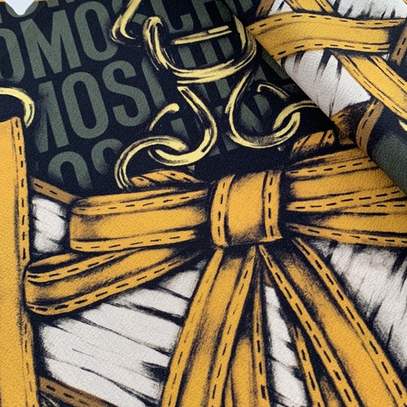 ❤️❤️❤️Moschino 34” x 34” beautiful silk scarf ❤️❤️❤️ - Picture 6 of 7